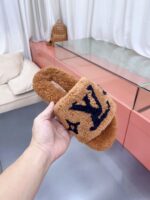 LV Wool Slides (حذاء “لوي صوف سلايد) - Image 4