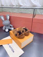 LV Wool Slides (حذاء “لوي صوف سلايد)
