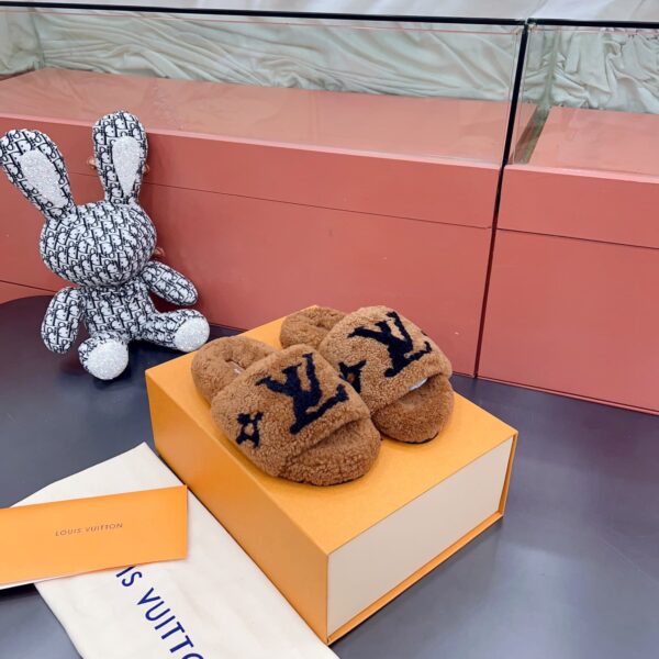 LV Wool Slides (حذاء “لوي صوف سلايد)