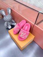 LV Wool Slides (حذاء “لوي صوف سلايد) - Image 3