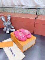LV Wool Slides (حذاء “لوي صوف سلايد)