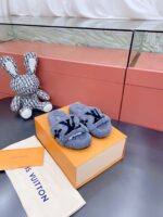 LV Wool Slides (حذاء “لوي صوف سلايد)