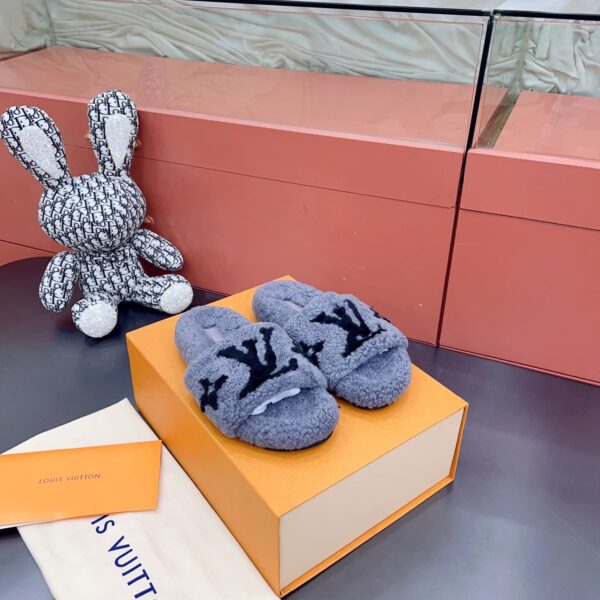 LV Wool Slides (حذاء “لوي صوف سلايد)