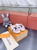 LV Wool Slides (حذاء “لوي صوف سلايد)