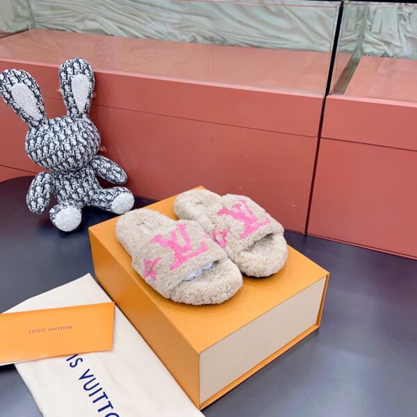 LV Wool Slides (حذاء “لوي صوف سلايد)