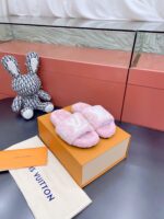 LV Wool Slides (حذاء “لوي صوف سلايد)