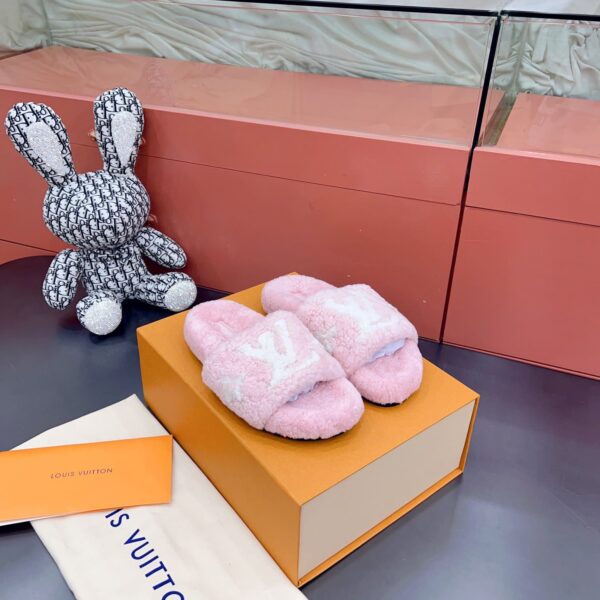 LV Wool Slides (حذاء “لوي صوف سلايد)