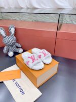 LV Wool Slides (حذاء “لوي صوف سلايد)