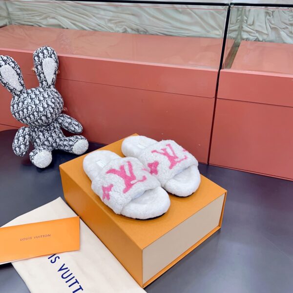 LV Wool Slides (حذاء “لوي صوف سلايد)
