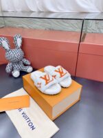 LV Wool Slides (حذاء “لوي صوف سلايد)