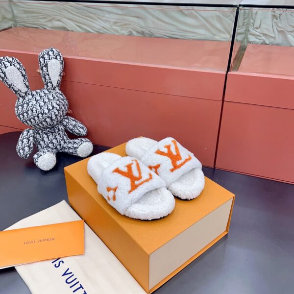 LV Wool Slides (حذاء “لوي صوف سلايد)