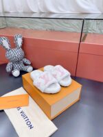 LV Wool Slides (حذاء “لوي صوف سلايد)