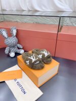 LV Wool Slides (حذاء “لوي صوف سلايد)