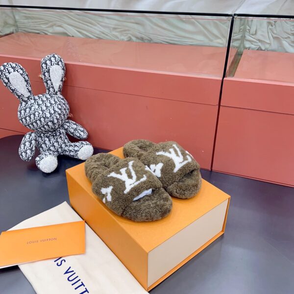 LV Wool Slides (حذاء “لوي صوف سلايد)