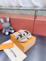 LV Wool Slides (حذاء “لوي صوف سلايد)
