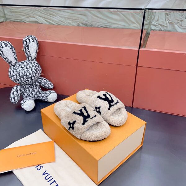 LV Wool Slides (حذاء “لوي صوف سلايد)