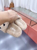 LV Wool Slides (حذاء “لوي صوف سلايد) - Image 9