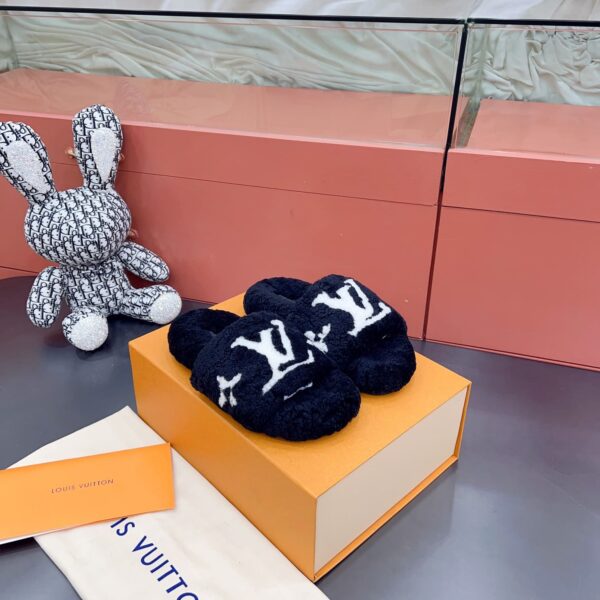 LV Wool Slides (حذاء “لوي صوف سلايد)
