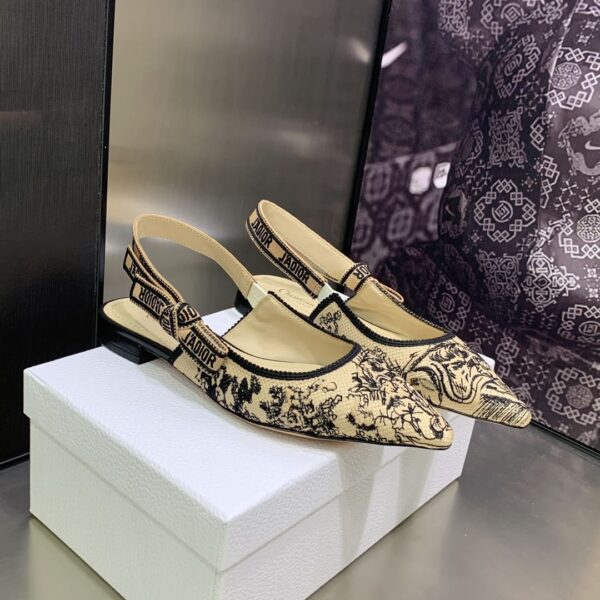 D Slingback Pump ((حذاء دي سلاينج باك)