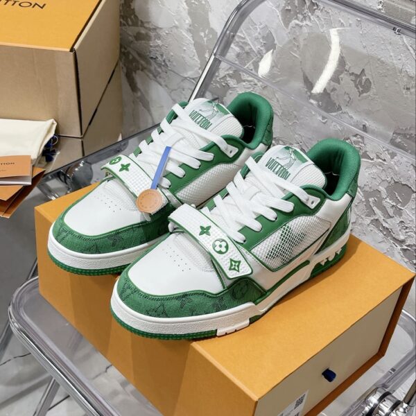 LV Trainer Sneaker (حذاء “لوي ترينر سنيكرز)