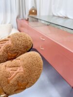 LV Flat Comfort Mule ( حذاء “لوي مسطح مريح ميوول ) - Image 4