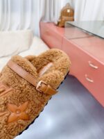 LV Flat Comfort Mule ( حذاء “لوي مسطح مريح ميوول ) - Image 5