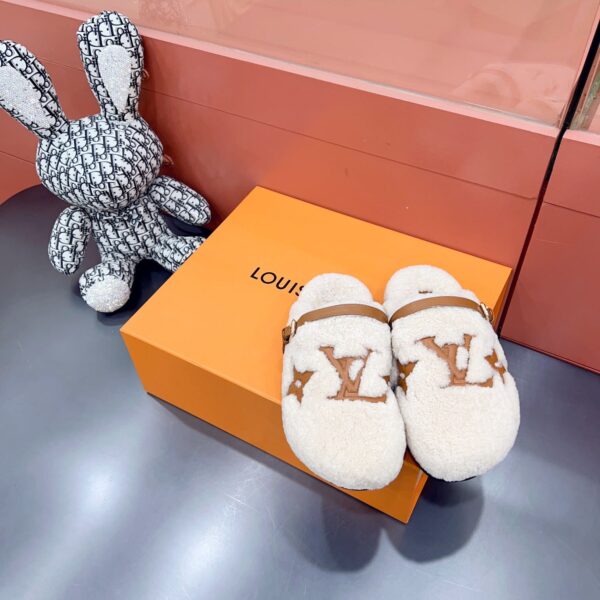 LV Flat Comfort Mule ( حذاء “لوي مسطح مريح ميوول )