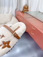 LV Flat Comfort Mule ( حذاء “لوي مسطح مريح ميوول ) - Image 3