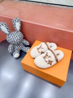 LV Flat Comfort Mule ( حذاء “لوي مسطح مريح ميوول ) - Image 5