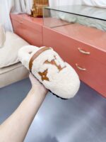 LV Flat Comfort Mule ( حذاء “لوي مسطح مريح ميوول ) - Image 8
