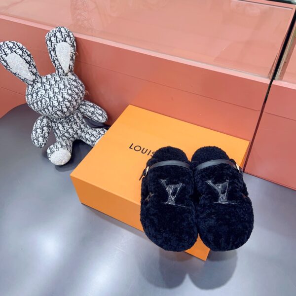 LV Flat Comfort Mule ( حذاء “لوي مسطح مريح ميوول )