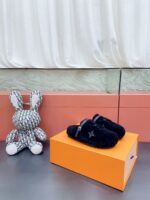 LV Flat Comfort Mule ( حذاء “لوي مسطح مريح ميوول ) - Image 7