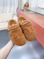 LV Flat Comfort Mule ( حذاء “لوي مسطح مريح ميوول ) - Image 9