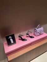 Chain-Embellished Sandals (مزين بالسلاسل صندل )