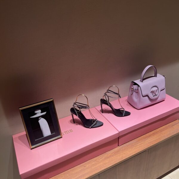 Chain-Embellished Sandals (مزين بالسلاسل صندل )