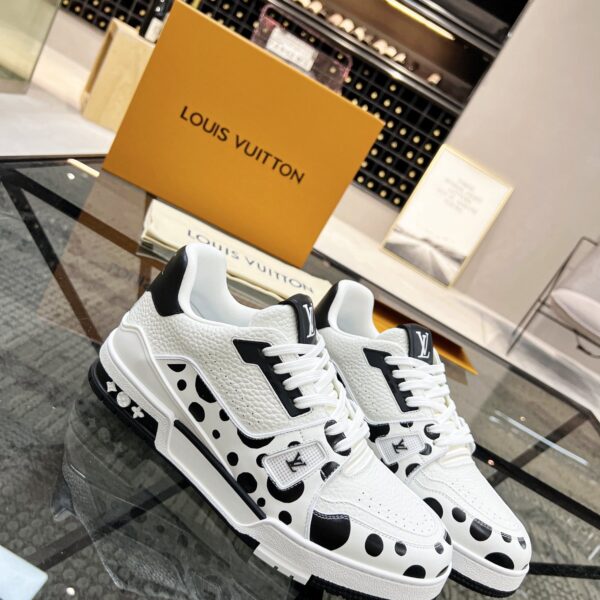 LV Trainer Sneaker  (حذاء “لوي ترينر سنيكرز)