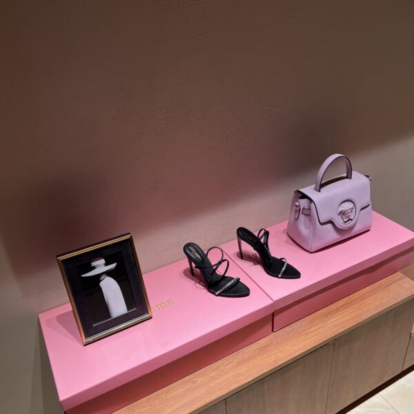 Gloria Embellished Sandals (جلوريا المرصع صندل)