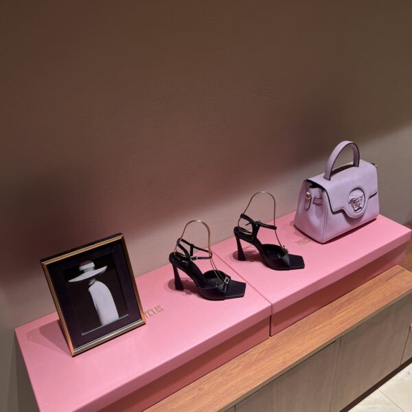 Embellished Sandals ( حذاء مرصّع صندل )