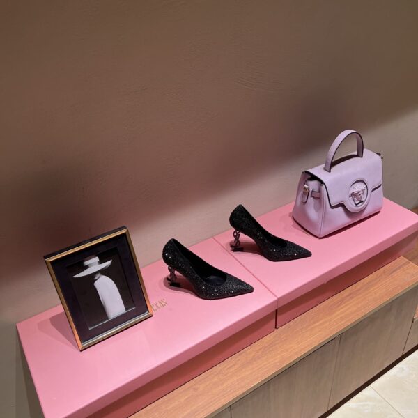 Embellished Pumps (حذاء بامب مرصّع)