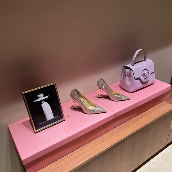 Embellished Pumps (حذاء بامب مرصّع)