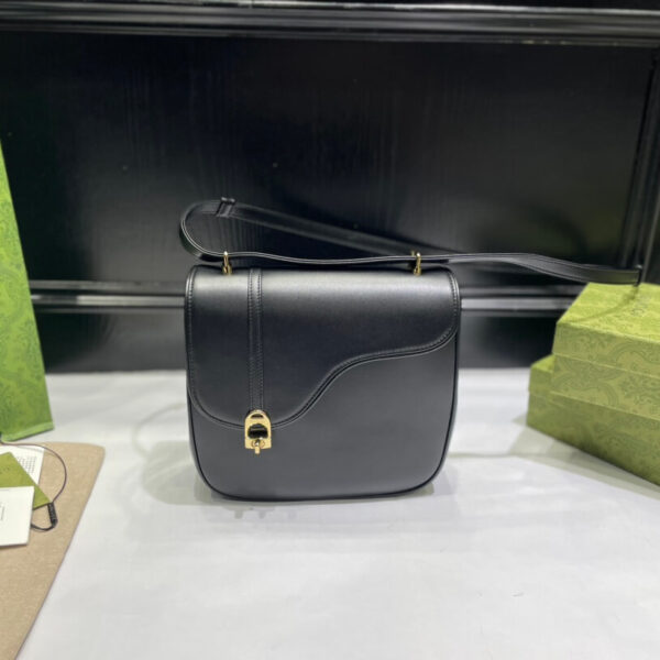 Equestrian Inspired Shoulder Bag (	حقيبة كتف المستوحاة من الفروسية)