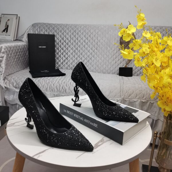 Rhinestone High Heels (أحذية بكعب عالٍ مرصّعة بحجر الراين)