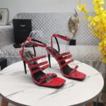Rhinestone buckle sandals (بإبزيم مرصّع بحجر الراين صنادل)