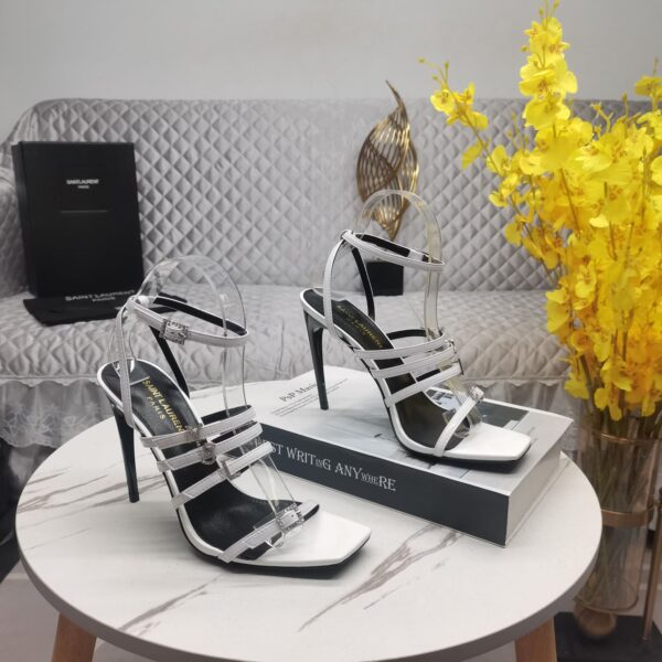 Rhinestone buckle sandals (بإبزيم مرصّع بحجر الراين صنادل)