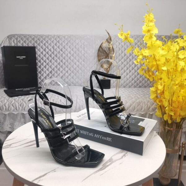 Rhinestone buckle sandals (بإبزيم مرصّع بحجر الراين صنادل)