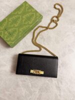 Interlocking  Bow Chain Wallet (محفظة بسلسلة بقوس متداخل)