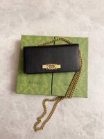 Interlocking  Bow Chain Wallet (محفظة بسلسلة بقوس متداخل) - Image 6