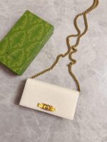Interlocking  Bow Chain Wallet (محفظة بسلسلة بقوس متداخل)