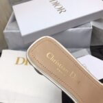 D Dway Heeled Slide (دي دواي بكعب صندل) - Image 2