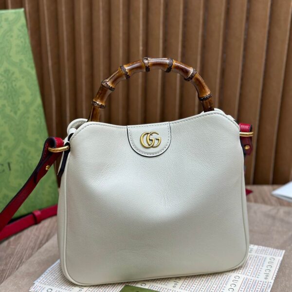 Diana Bamboo Shoulder Bag (حقيبة "ديانا" بمقبض الخيزران)